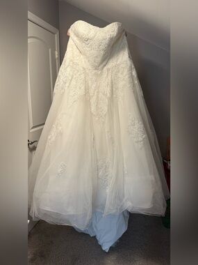NEW/Unaltered David Tutera Ivory Lace Appliqué Ball Gown Wedding Dress with Veil